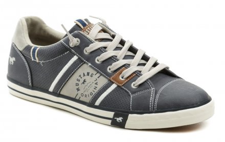 Ganzjährig tragbare Herrenschuhe in Übergröße, die man schnüren oder offen lassen kann, um sie als modisches Freizeit-Accessoire zu tragen.