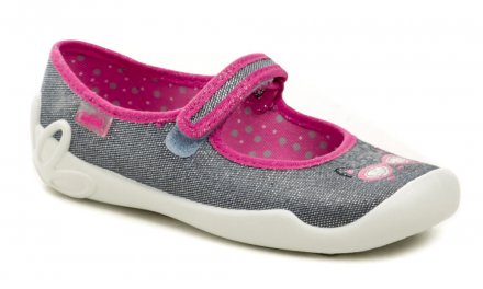 Sommerliche Freizeit- und Schlupfschuhe für Kinder mit Klettverschluss, aus Textilmaterial.
