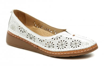 Damen-Sommer-Wanderschuhe Typ Mokassins. Das Schuhwerk ist aus echtem Naturleder gefertigt.