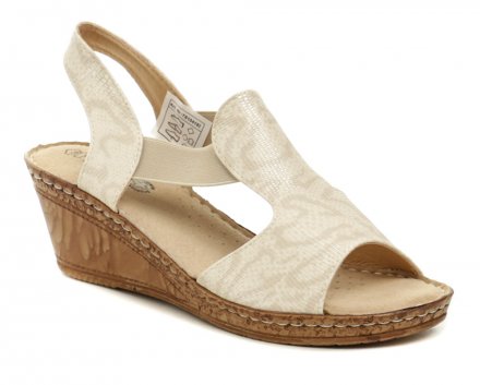 Sommerliche Wanderschuhe für Frauen auf Keilabsatz. Die Schuhe sind aus einer Kombination von synthetischem und natürlichem Leder und Textilmaterial hergestellt.