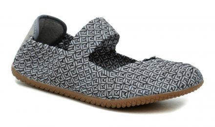 Der originelle Damen-Sommer-Wanderschuh Rock Spring, der aus Textilmaterial aus Gummibändern hergestellt ist. Der Schuh hat eine sehr flexible Sohle mit gutem Grip.
