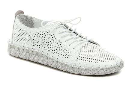 Sommerliche Wanderschuhe für Frauen mit Schnürsenkeln. Die Schuhe sind aus echtem Naturleder gefertigt.