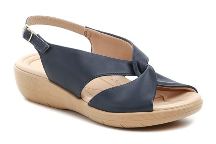 Damen-Sommer-Gesundheits-Walking-Schuhe auf einem niedrigen Keil mit einer losen Spitze mit einem Verschluss um die Ferse. Die Schuhe sind aus hochwertigem Synthetikmaterial und gepolstertem Textilfutter gefertigt.