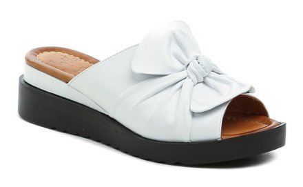 Sommerliche Damen-Wanderschuhe mit loser Spitze auf einem niedrigen Keil. Die Schuhe sind aus echtem Naturleder gefertigt.