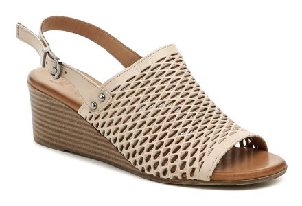 Sommerliche Damen-Wanderschuhe auf Keilabsatz mit loser Spitze und Riemenverschluss an der Ferse. Die Schuhe sind aus echtem Naturleder gefertigt.