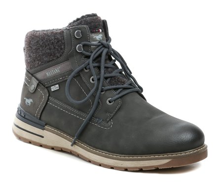Herren-Winterstiefeletten mit Schnürung und Reißverschluss. Die Schuhe bestehen aus synthetischem Material mit MustangTEX-Membran, innen mit flauschigem Textilfell isoliert.