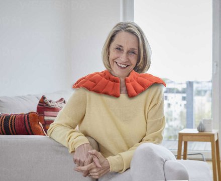 Gönnen Sie sich Entspannung und Wohlbefinden mit einer beheizbaren Schulterstütze, gefüllt mit Hirse und Lavendel. Dieser praktische Helfer ist ideal, um verspannte Muskeln in Nacken, Schultern und oberem Rücken zu lockern. Die angenehme Wärme in Kombination mit dem zarten Lavendelduft hilft, Anspannung, Stress und Müdigkeit nach einem anstrengenden Tag abzubauen.