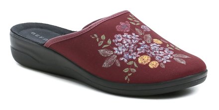 Damen-Slipper für jede Jahreszeit mit leichtem Keilabsatz aus Textilmaterial.