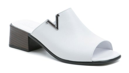 Sommerliche Damen-Slipper mit flacher Zehenpartie und Ferse. Die Schuhe sind aus echtem Leder gefertigt.