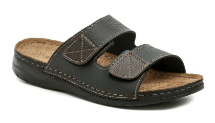 Sommerliche Herren-Slipper mit verstellbaren Riemen und Klettverschluss. Die Schuhe bestehen aus einer Kombination aus Echtleder, Textil und Synthetikmaterial.