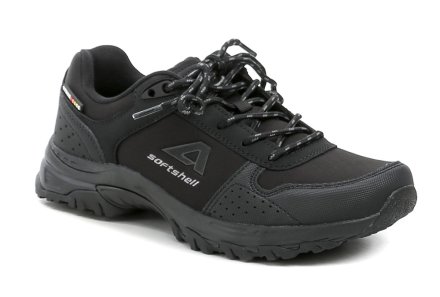 Ganzjährig tragbare Outdoor-Wanderschuhe mit Schnürsenkeln. Die Schuhe bestehen aus einer Kombination aus Synthetikmaterial und textilem Softshell-Material.