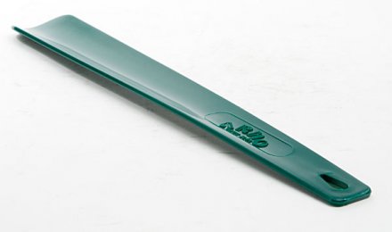 Mittelgroßer Plastikeimer zum Anziehen der Schuhe. 