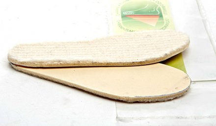 Kinder-Wintersohlen zum Einlegen in die Schuhe, hergestellt aus einer Kombination von synthetischem Schaumstoff und textilem Wollmaterial. 
