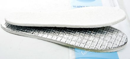 Herren-Wintereinlegesohlen zum Einlegen in die Schuhe, hergestellt aus einer Kombination von synthetischem Schaumstoff und textilem Filzmaterial. 
