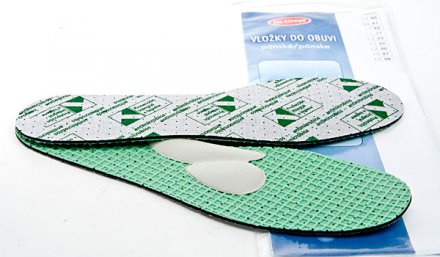Einlegesohlen für Männer zum Einlegen in Schuhe mit Orthoknie, hergestellt aus einer Kombination von synthetischem Schaumstoff und Textilmaterial. 