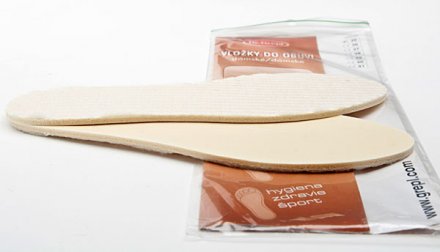 Wintereinlegesohlen für Frauen zum Einlegen in die Schuhe, hergestellt aus einer Kombination von synthetischem Schaumstoff und textilem Wollmaterial. 