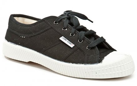 Ganzjahres-Sportschuhe für den Innenbereich aus einer Kombination von Textil- und Synthetikmaterial.