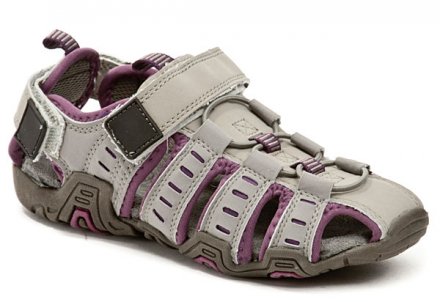 Sommerliche Kindersandalen aus einer Kombination von synthetischem und textilem Material.