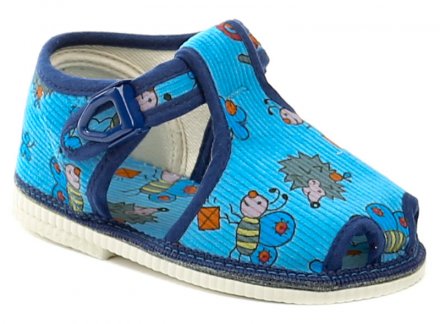 Ganzjahres-Hausschuhe und Slipper für Jungen. Hergestellt aus Textilmaterial.