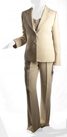 Dreiteiliger Anzug für Damen, bestehend aus Jacke, Rock und Hose, in elegantem italienischem Design.