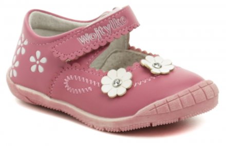 Sommerliche Wanderschuhe für Mädchen mit Klettverschluss. Der Schuh ist aus Synthetikleder am Schaft und einer voll ausgestatteten Innenausstattung aus echtem Naturleder gefertigt, die Innensohle ist außerdem mit einer Fußgewölbestütze ausgestattet.