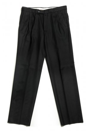 Formelle Herrenhose aus Textilmaterial mit einer doppelten einfachen Ziernaht auf dem Stoff.