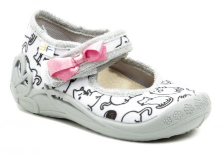 Sommerliche Wander- und Freizeitschuhe für Kinder, aus Textilmaterial mit Lederinnensohle.