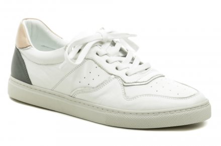 Ganzjahres-Wanderschuhe für Frauen mit Schnürsenkeln. Die Schuhe sind aus echtem Naturleder gefertigt.