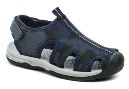 Sommer-Freizeitschuhe für Jungen mit einem Klettverschluss an der Ferse. Die Schuhe sind aus Kunstleder in Kombination mit Textil gefertigt. 
